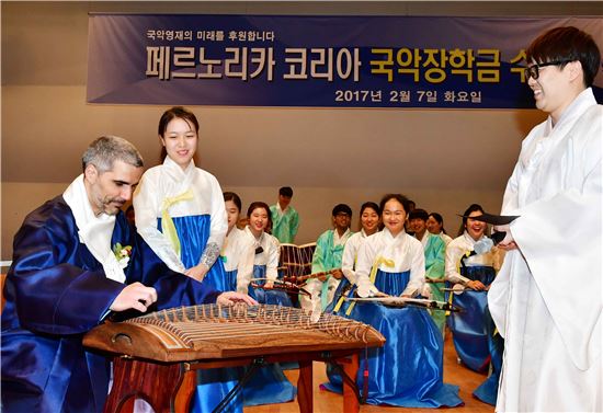 [포토]장투불 페르토리카코리아 대표, 국악영재 36명에 장학금 수여