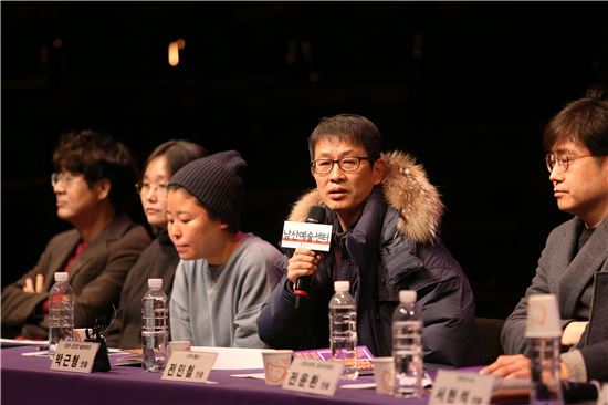 박근형 연출(오른쪽 두 번째)이 7일 남산예술센터에서 열린 기자회견에서 블랙리스트 등에 대한 입장을 말하고 있다. (사진=서울문화재단)