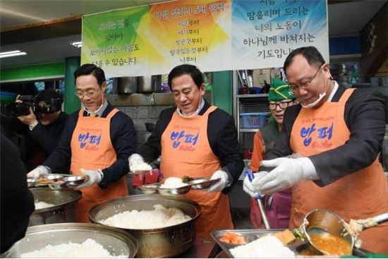 양준욱 서울시의회 의장(가운데)와 김인호 의원(양 의장 오른쪽), 전철수 의원