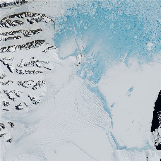 ▲랜드샛8 위성이 포착한 라르센 빙붕.[사진제공=NASA]