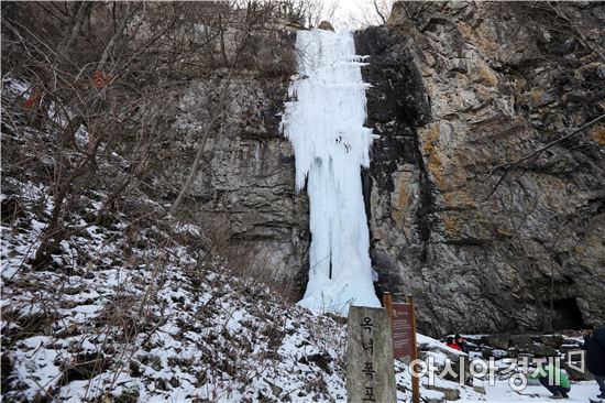 전북 진안에 40m 빙벽 '눈길'