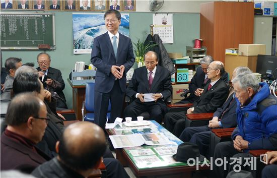 천정배 전 대표가 광주향교에서 유림들과 대화를 하고있다.