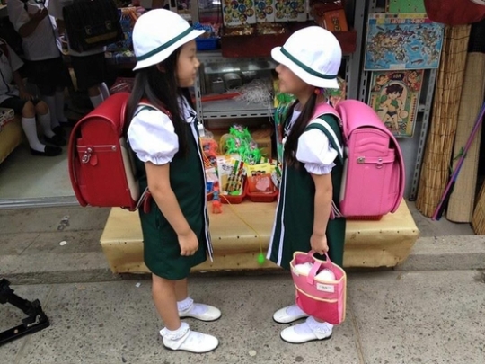 란도셀 책가방을 메고 있는 초등학생들 모습. 사진=키즈아미코리아 페이스북