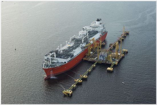 대우조선해양이 건조해 2014년 인도한 엑셀러레이트社의 LNG-FSRU가 해상에서 천연가스를 공급하고 있다. [사진=대우조선해양] 