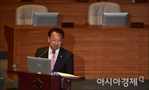 [포토]경제분야대정부질문 출석한 유일호 부총리