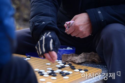 [포토]강추위에 바둑 두는 어르신