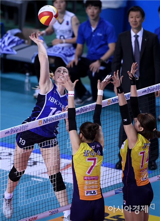 [포토]IBK 리쉘, '위력적인 스파이크'