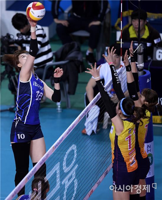 [포토]박정아, '블로킹보다 더 높은 곳에서'