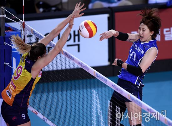 [포토]스파이크 공격하는 박정아