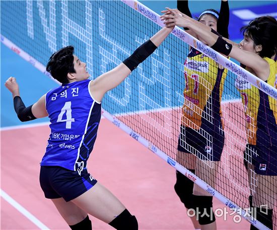 [포토]흥국생명 이재영, '이걸 잡으려던게 아닌데'