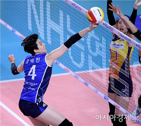 [포토]밀어넣기 시도하는 IBK 김희진