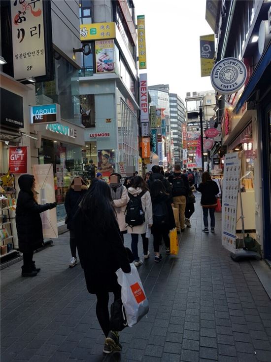 12일 서울 중구에 위치한 명동거리에는 캐리어를 밀고 다니는 관광객들이 크게 줄어든 모습이었다. 특히 과거 '싹쓸이 쇼핑'을 주도하던 요우커들의 손에는 면세점 등의 쇼핑백 1~2개가 들려있었다.  