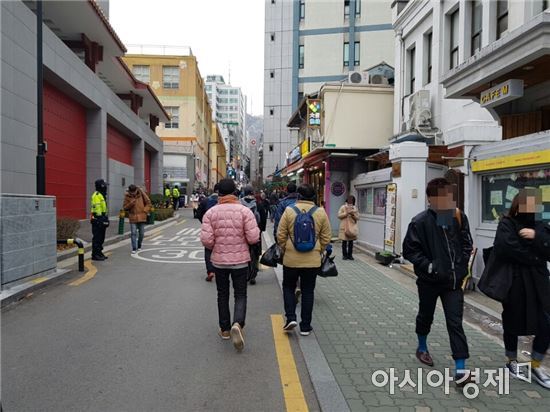 12일 서울 중구에 위치한 중국대사관 앞 환전소 골목. 이날 이곳도 중국인 관광객들이 크게 줄어 한산한 모습이었다. 한 환전소 관계자는 "명동 상권은 중국인을 대상으로 먹고사는 곳이라고 해도 과언이 아닌데, 최근 중국인 방문객 수가 반토막 나 생계가 막막하다"고 말했다.  