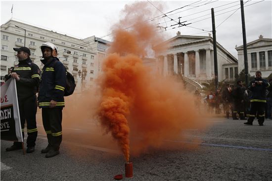 다시 부상하는 그리스 공포…국채 매도 러시