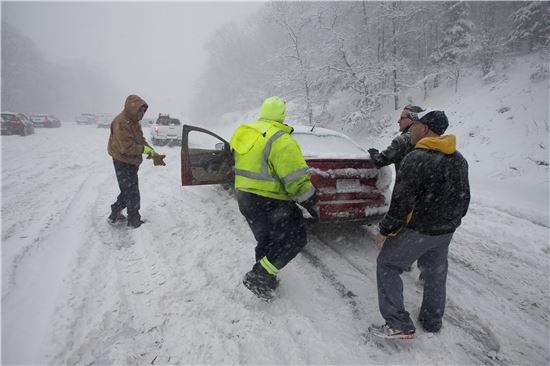 [포토]폭설 내린 미국…항공기 3000편 결항 '마비'