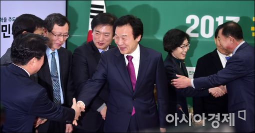 [포토]손학규 "입당 인사하려 왔습니다"