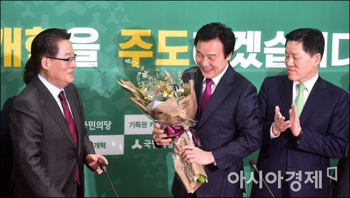 [포토]꽃다발 받은 손학규 의장