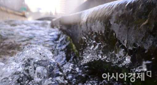 [포토]다시 얼어붙은 청계천