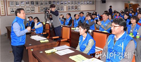 윤장현 광주광역시장이 10일 오전 시청 3층 중회의실에서 열린 '광주人꽃지기 발대식 및 역량강화 워크숍'에 참석해 인사말을 하고 있다./광주광역시 제공 
