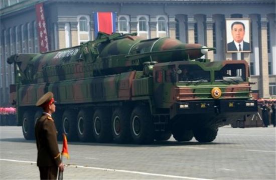 북한이 2012년 4월15일처음 공개한 KN-08 ICBM.전문가들은 목업이라고 평가하고 있다.