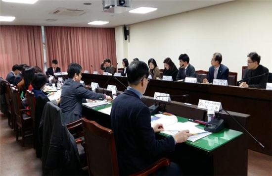 경기도 고등교육 여건개선을 위한 자문위원회 위원들이 회의를 진행하고 있다. 