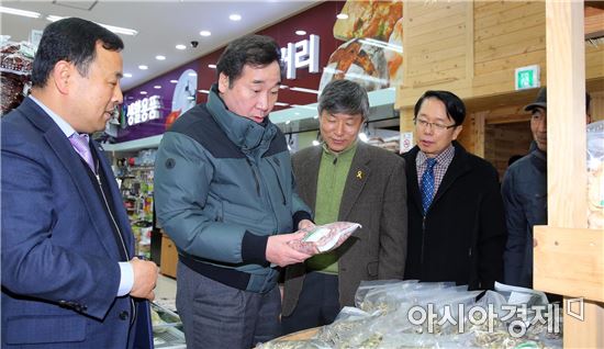 이낙연 전남지사와 김경호 화순부군수가 10일 오후 화순 도곡농협 로컬푸드 직매장을 방문, 형형문 전무 안내로 직매장을 둘러보고 있다. 로컬푸드 직매장은 344 일반농가에서 출하하고 있다.사진제공=전남도