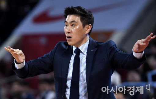 [포토]작전 지시하는 삼성 이상민 감독