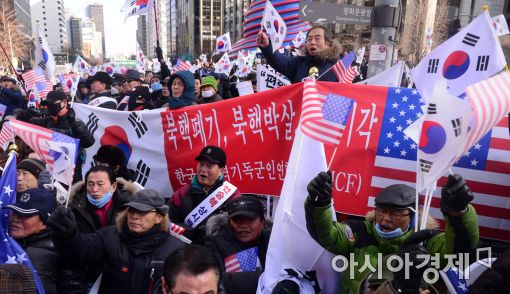 [포토]탄핵 무효 외치는 보수단체 