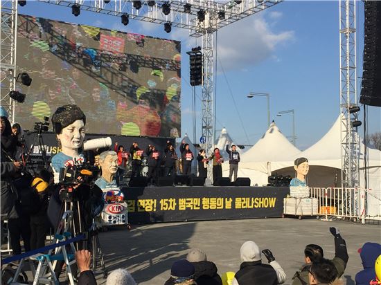 11일 오후 서울 광화문광장 북단에 '1박2일 대행진'의 도착을 알리는 무대가 마련되고 참석자들이 공동 발언을 하고 있다.
