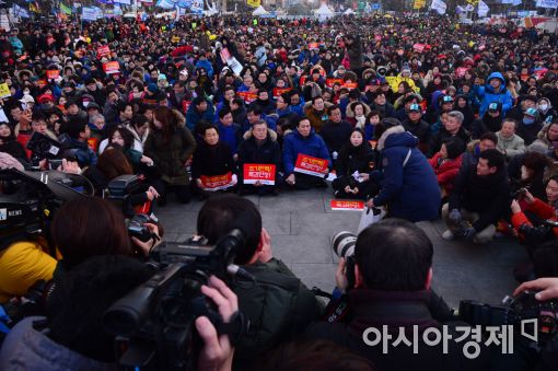 더불어민주당의 유력 대선주자인 문재인 전 대표를 비롯해 당 지도부가 11일 오후 서울 광화문광장에서 열린 집회에 참석하고 있다.