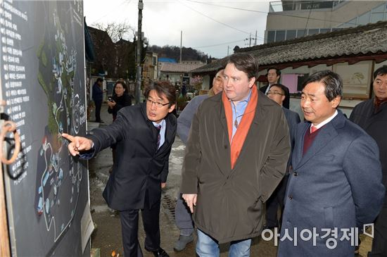 [포토]마크 내퍼 주한미국 대사대리 양림동 방문