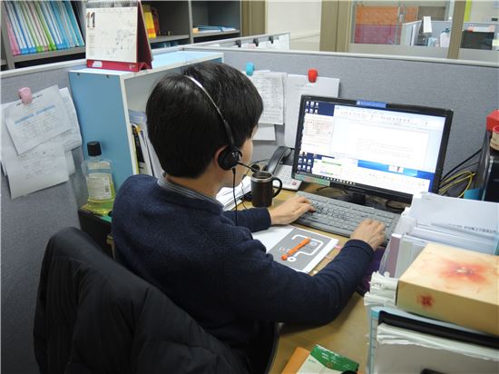 서울시의 120 다산콜센터에서 일하는 한 공인노무사가 '직장맘 고충상담 전용콜'을 통해 직장맘과 상담을 하고 있다. 자료제공=서울시