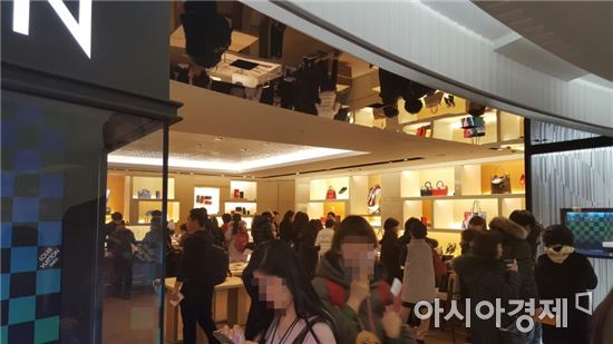 중국의 사드 보복 직전인 지난 2월 서울의 한 시내면세점 루이뷔통 매장. 직원들이 몰린 고객을 응대하고 있다.