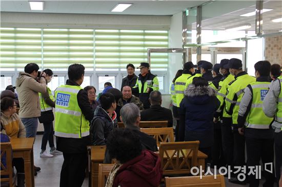 완도경찰, 자장면 봉사하는 자전거 순찰대