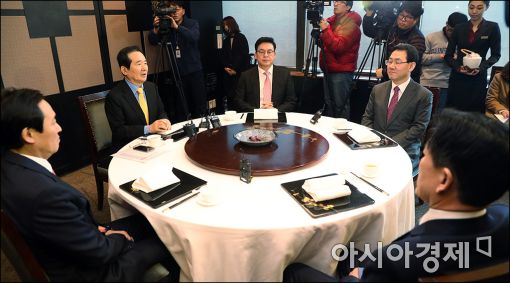 [포토]4당 원내대표 만나는 정세균 의장