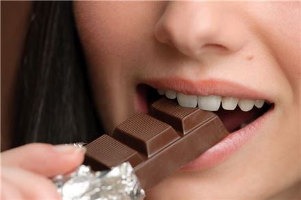 ▲초콜릿은 치아 건강에 안좋은 영향을 끼친다.[사진제공=뉴페이스치과]