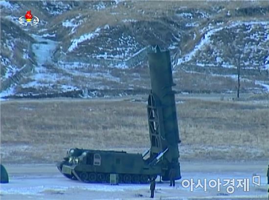북한이 공개한 자체개발 궤도발사차량