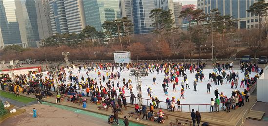 “막바지 겨울나들이 여의아이스파크로 놀러오세요”…오는 17일까지 영업