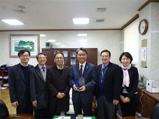 김선갑 운영위원장, 대한국학기공협회 감사패 받아