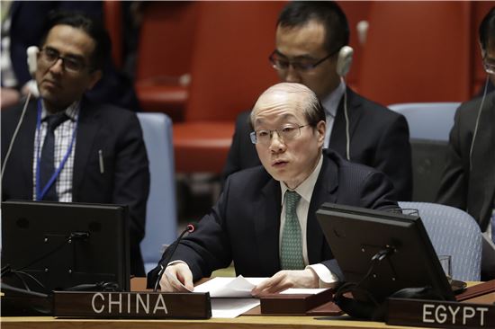 류제이(劉結一) 유엔 주재 중국 대사가 13일(현지시간) 미국 뉴욕 유엔본부에서 열린 안전보장이사회(안보리) 긴급 회의에 참석해 입장 발표를 하고 있다.(사진=AP연합)