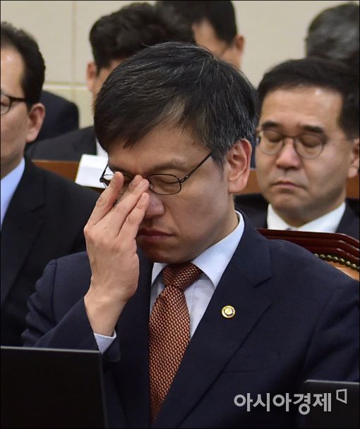 [포토]안경 고쳐쓰는 최상목 차관