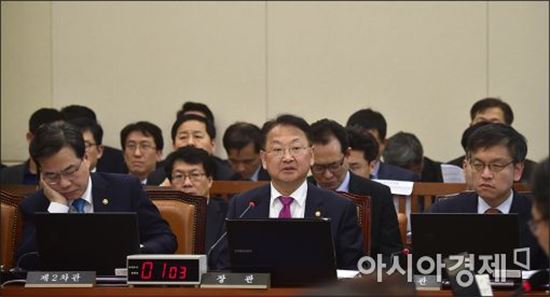 유일호 "DTI·LTV '현행 유지'…추경 '신중론'"