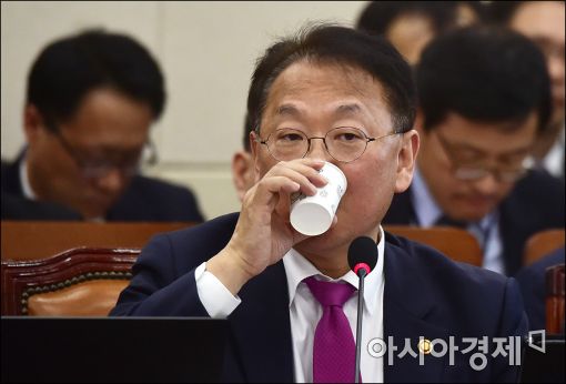 [포토]경제위기설 추궁, 속타는 유일호 부총리