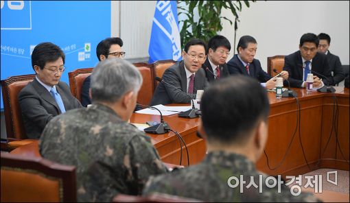 [포토]북한 미사일 발사 관련 보고받는 바른정당