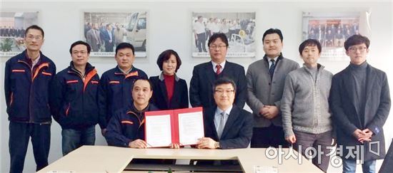 박상철 호남대학교 부총장은 14일 중국 장쑤성(江蘇省) 양저우(揚州)시에 있는 중국 완성차 그룹인 조이롱(九龍)자동차를 방문해 왕롱파(王榮法) 사장과 ‘친환경자동차분야 인재양성 협력 협약’을 체결했다. 
