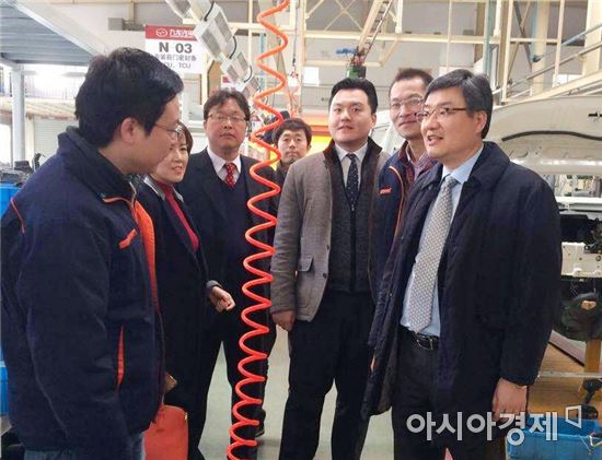 박상철 호남대 부총장이 조이롱차 공장을 견학하고 직원들과 대화를  하고있다.