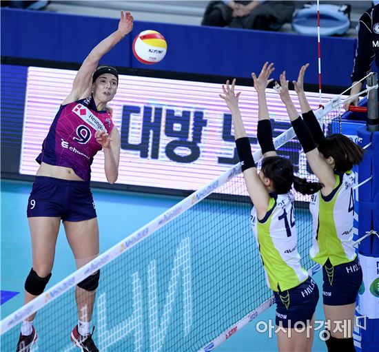 [포토]스파이크 공격하는 흥국생명 러브