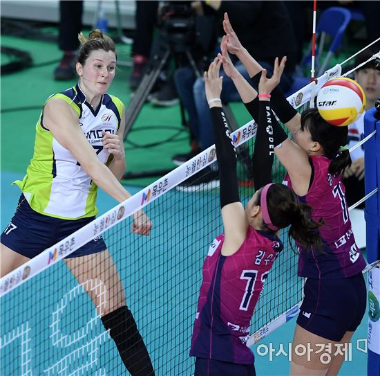 [포토]에밀리, '터치아웃 득점'