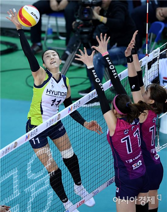 [포토]한유미, '있는 힘껏 강타'