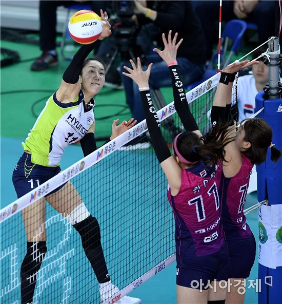 [포토]스파이크 공격하는 현대건설 한유미'